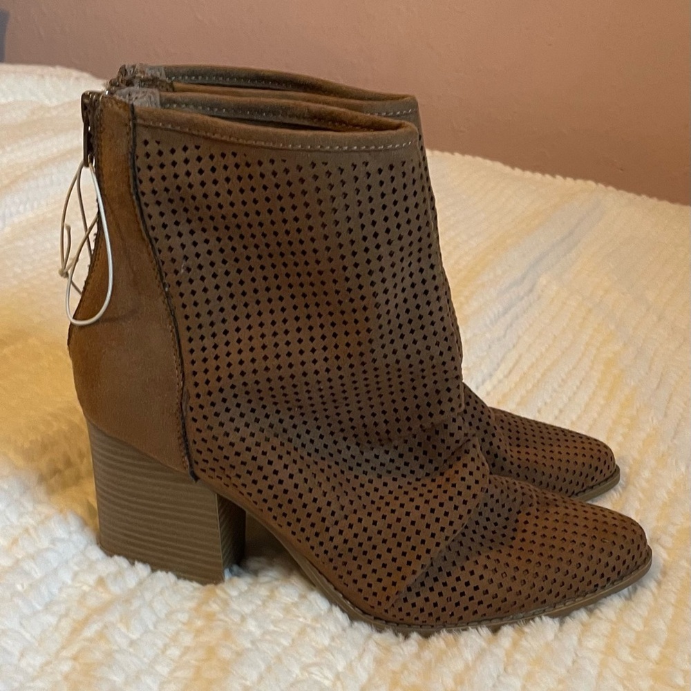 KAARI Blue | Frankie Block Heel Boots | Slouchy Western Ankle Boots | NWOB - Picture 9 of 14
